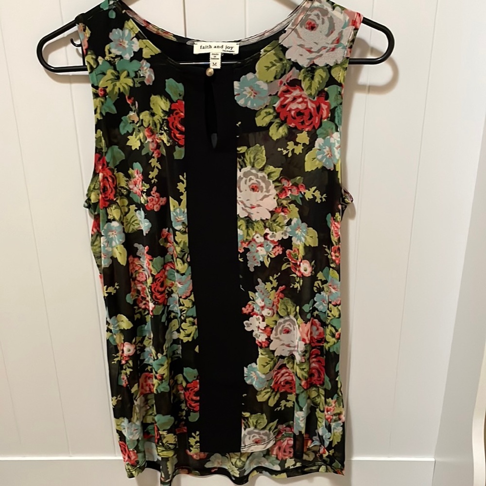 🛍️ 3 for $12 FAITH AND JOY Los Angeles short sleeve floral lightweight blouse